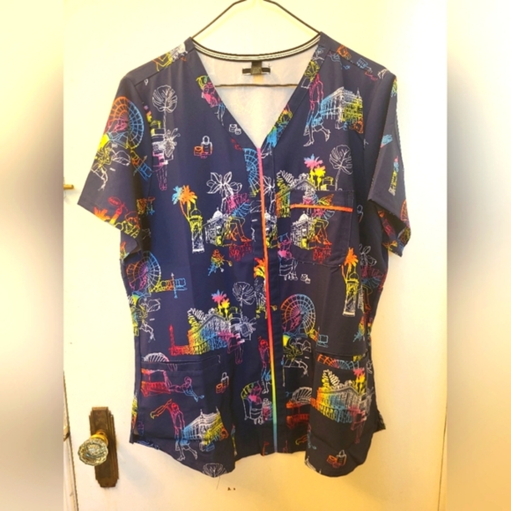 💥4 for $30💥 Elle blue scrub top colorful travel pattern size LG